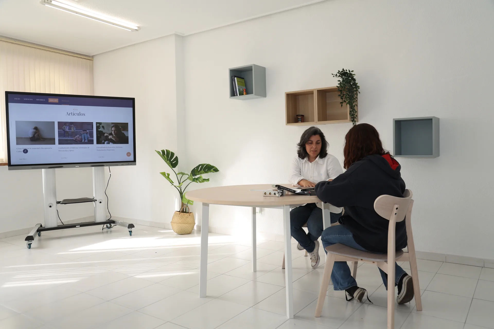 Rocío en la mesa redonda durante una sesión en la consulta de Cartagena.